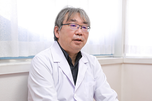 かい内科クリニック 患者に寄り添い、積極的に治療を受けてほしいと話す院長