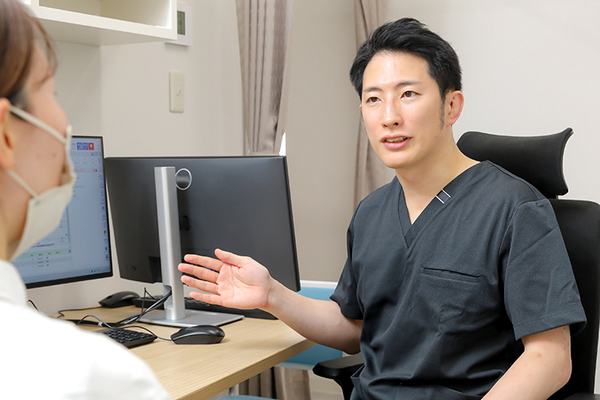 寝屋川みかみ内科・内視鏡クリニック ご自身の健康のため、定期的に検査に来てほしいと話す院長