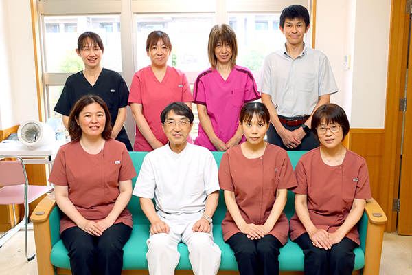 西七条診療所 医師や看護師、事務スタッフなどが連携しながら患者を支えている