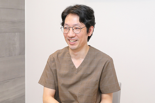 おかもと内科クリニック 不安なことがある場合は、気軽に相談して欲しいと話す院長