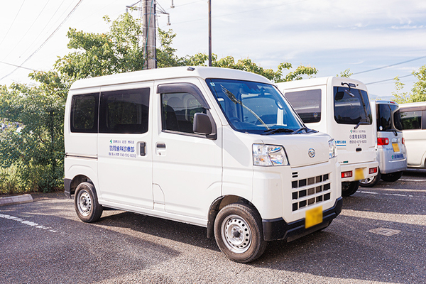 小倉南歯科医院 無料送迎のリフトカーで通院が難しい患者の来院も支援している