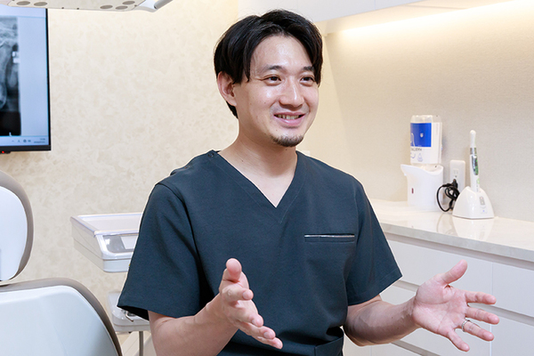 紬デンタルオフィス四谷三丁目 「どの治療法が最善なのかを一緒に考えたい」と話す院長