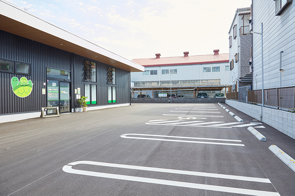 もしもしキッズクリニック 駐車がしやすい広い駐車場も特徴だ