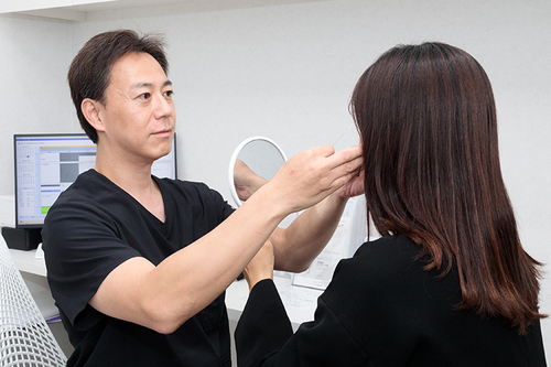 形成外科と眼科のどちらを受診？ 保険適用の眼瞼下垂症手術を