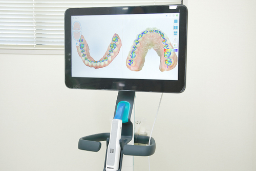 マウスピース型装置を用いた 小児の咬合誘導と成人の矯正