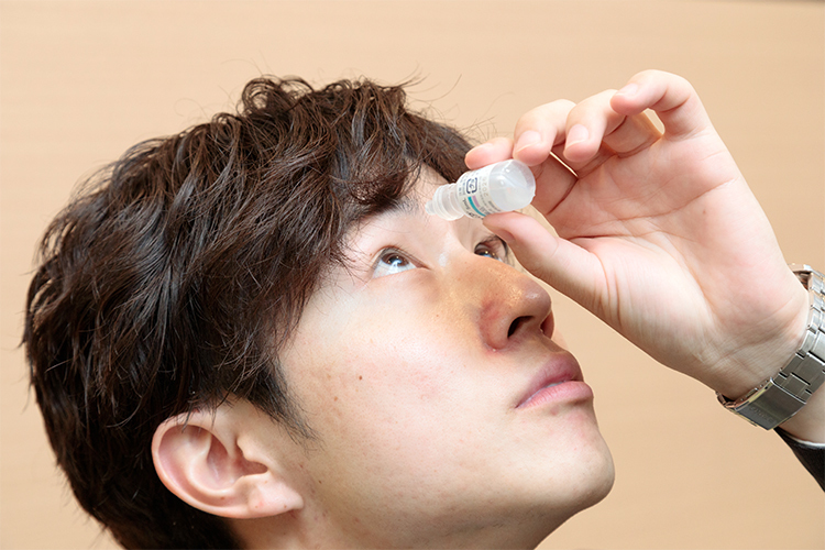 さまざまな症状の原因になる ドライアイを正しく理解する｜ドクターズ
