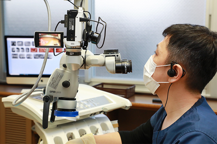 荒木歯科医院 マイクロスコープの機能を活かし 将来を見据えた精密な治療を行う