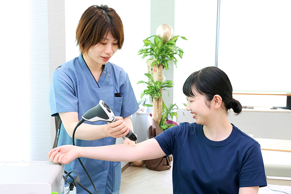 岩津整形外科クリニック 専門スタッフが寄り添う 圧力波装置を含むリハビリテーション