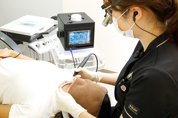 天満コンセプトP歯科 外科手術以外の選択肢 ブルーラジカルレーザーを用いた歯周病治療