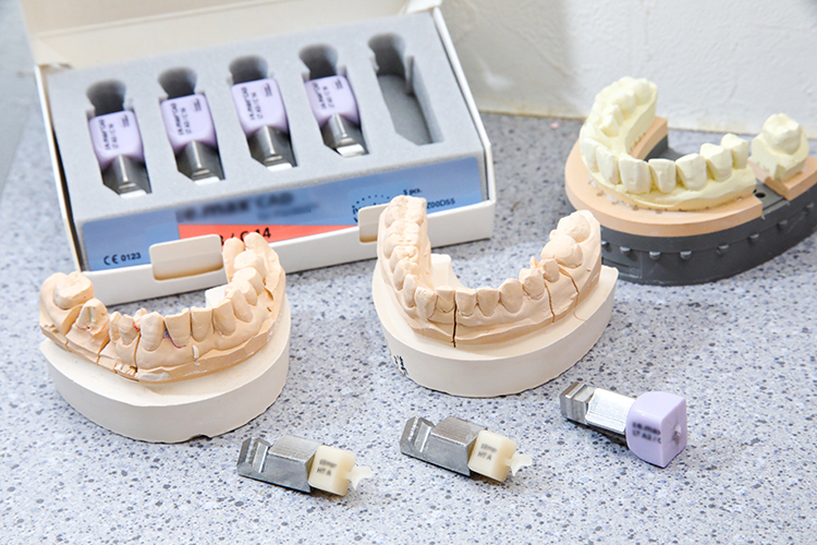 マリコ歯科クリニック 歯科材料と治療法の適切な選択で 再治療のない虫歯治療をめざす