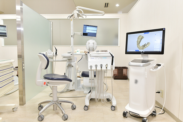 鶴見歯科医院 適正な顎の位置を注視 「噛む機能」の回復をめざす補綴治療