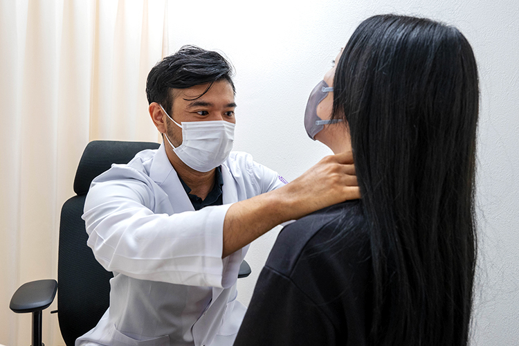 竹の塚糖尿病内科・ヒフ科 首の腫れや原因不明の不調の裏に 甲状腺の病気が隠れていることも