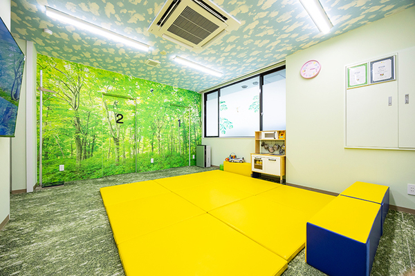 青木内科循環器科小児科クリニック 子どもの心身の成長を支え 親子に寄り添う「ハチドリルーム」