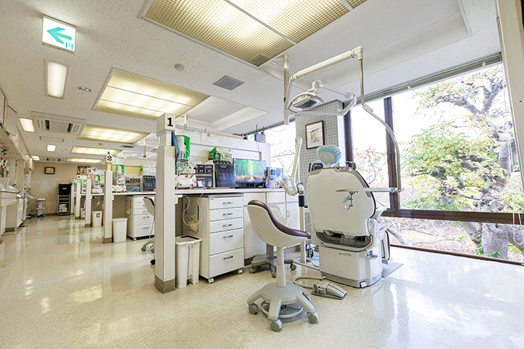 医療法人 加来歯科 歯周病治療とインプラント治療 2つの専門性で歯を守っていく