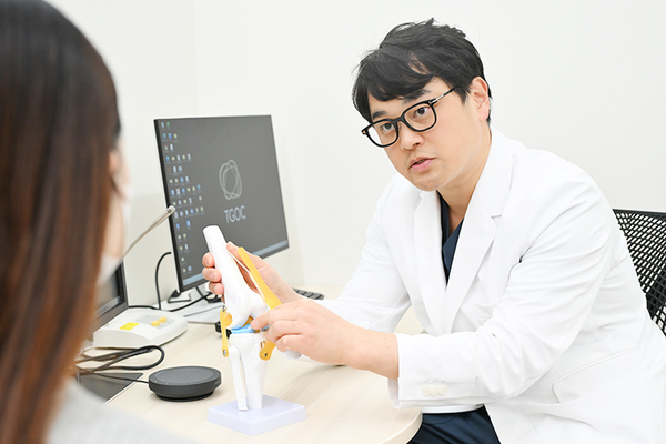 高輪ゲートウェイ駅前整形外科クリニック 「年のせい」で片づけないで 手術以外の選択も多い変形性膝関節症