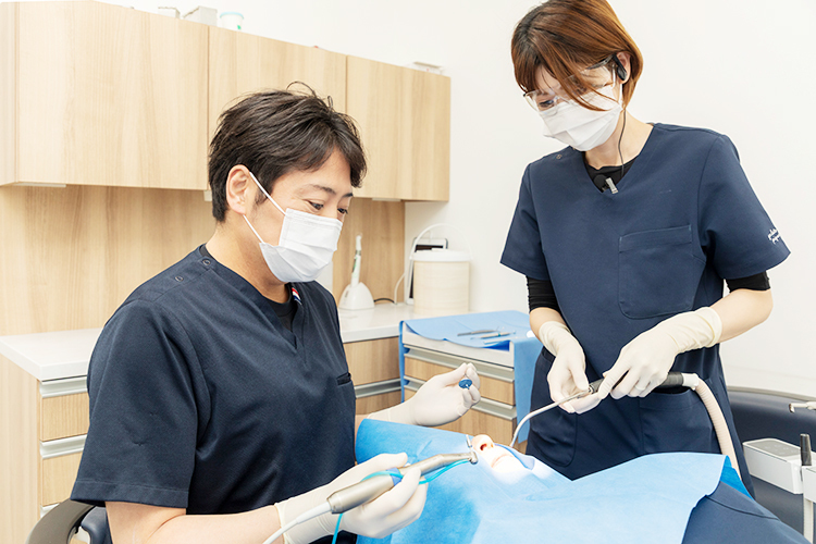 空と海の歯科クリニック 先端機器を用いたインプラント治療 欠損歯を補いQOL向上を図る