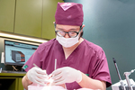 AKAZA DENTAL CLINIC 最少で片顎4本のインプラントで 全体の人工歯を支える義歯治療